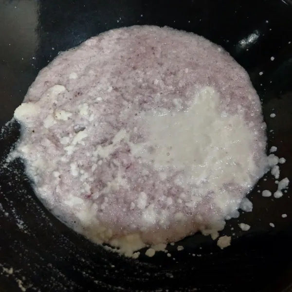 Tuang ke wajan. Nyalakan api. Aduk terus hingga airnya menyusut.