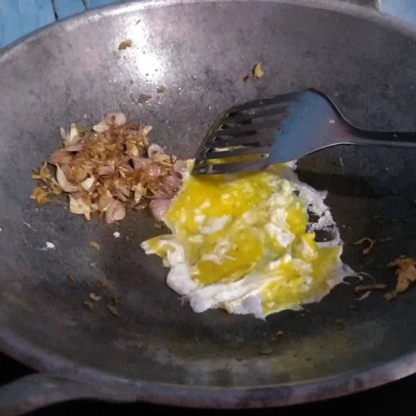 Tuang telur, masak hingga berbutir. Upayakan jangan tercampur sebelum telur matang.