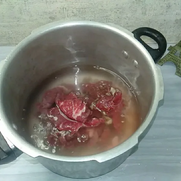 Rebus daging yang di marinasi dengan air kelapa