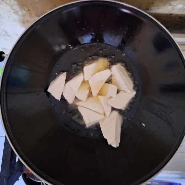 Panaskan minyak, goreng hingga berwarna kuning kecoklatan. Angkat dan tiriskan, kemudian sisihkan.