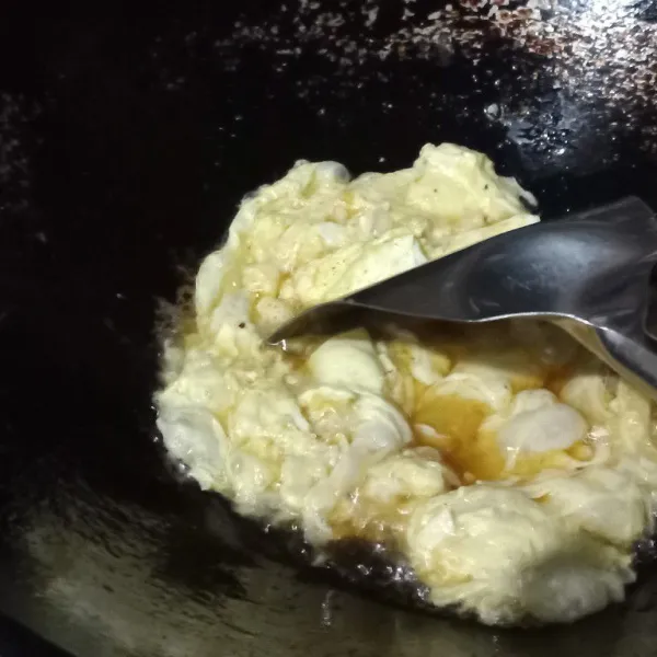 Panaskan minyak orak arik telur.