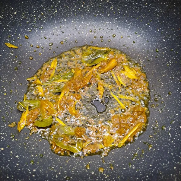 Tumis bumbu soto instan, serai dan daun jeruk sampai wangi.