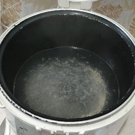 Bila sudah matang, cabut colokan ricecooker. Diamkan sampai uap hilang.