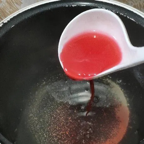 Tambahkan sirup merah secukupnya. Aduk sampai semua tercampur.