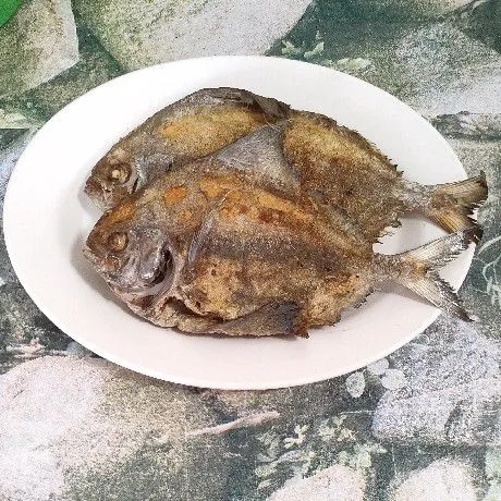 Siapkan ikan dorang yang sudah digoreng.