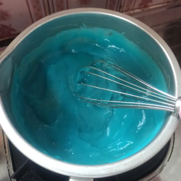 Masak adonan biru hingga mengental dan matang.