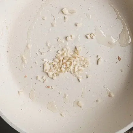 Tumis bawang putih hingga harum.