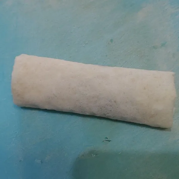 Oles kedua sisinya menggunakan larutan tepung terigu,lalu gulung.