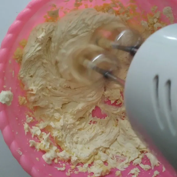 Mix mentega dan gula dengan kecepatan sedang, hingga warna pucat dan mengembang