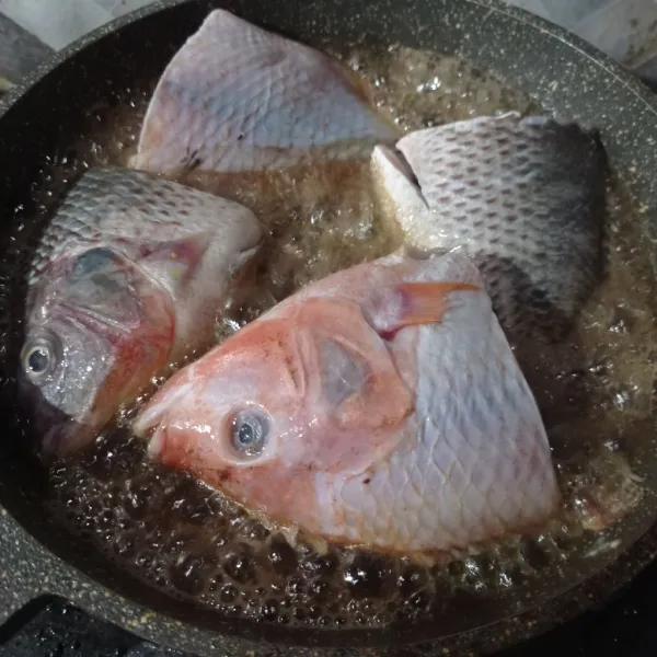 Goreng ikan sampai kering dan matang, tiriskan