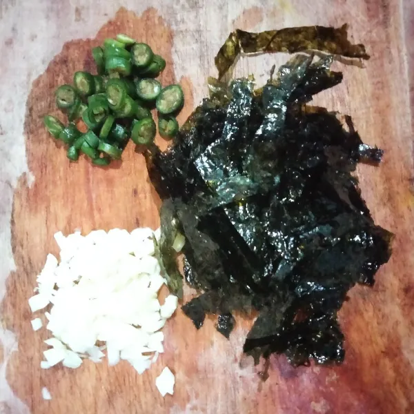 Cincang halus bawang putih, iris tipis cabe hijau, dan iris-iris nori.