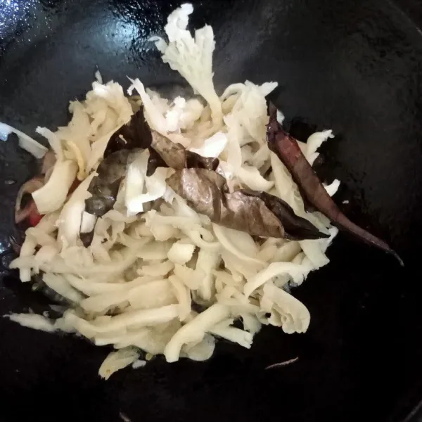 Masukkan jamur tiram dan daun salam