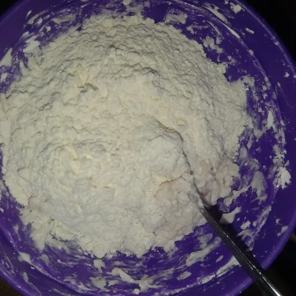Tambahkan tepung terigu dan uleni hingga kalis