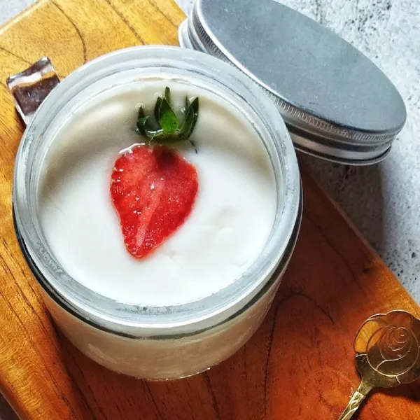 Yoghurt akan kental dengan rasa khas yoghurt setelah jadi, lalu simpan di kulkas. Atau disaring dahulu dengan kain bersih jika suka lebih kental (Greek yoghurt).