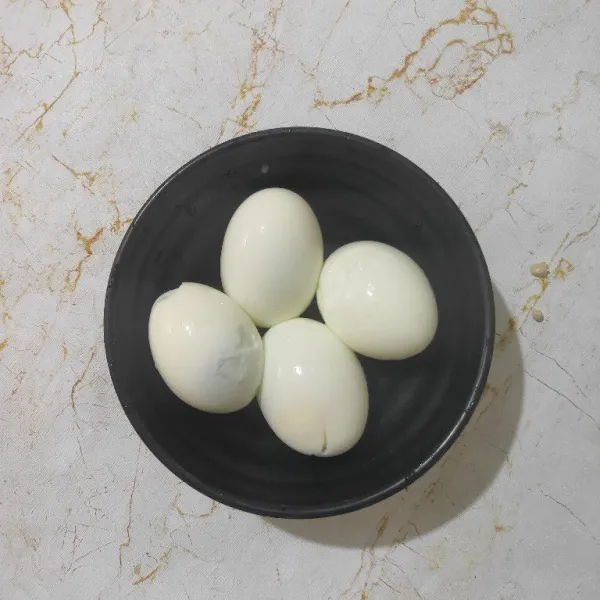 Rebus telur hingga matang, lalu kupas kulitnya, sisihkan.