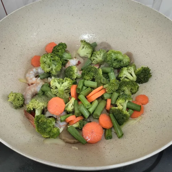 masukan brokoli, wortel dan buncis masak hingga matang