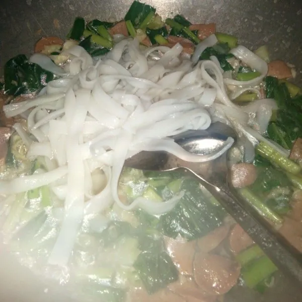 terakhir masukan kwetiaw masak sebentar saja, beri taburan daun bawang, kwetiaw siap disajikan.