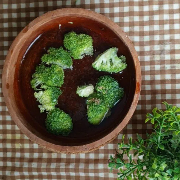Rendam brokoli dengan air garam agar ulat2 keluar.