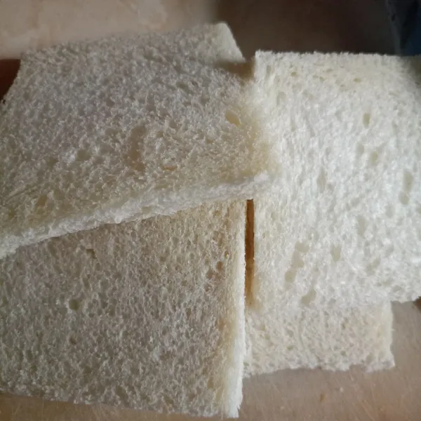Siapkan roti tawar lalu pipihkan agar mudah digulung