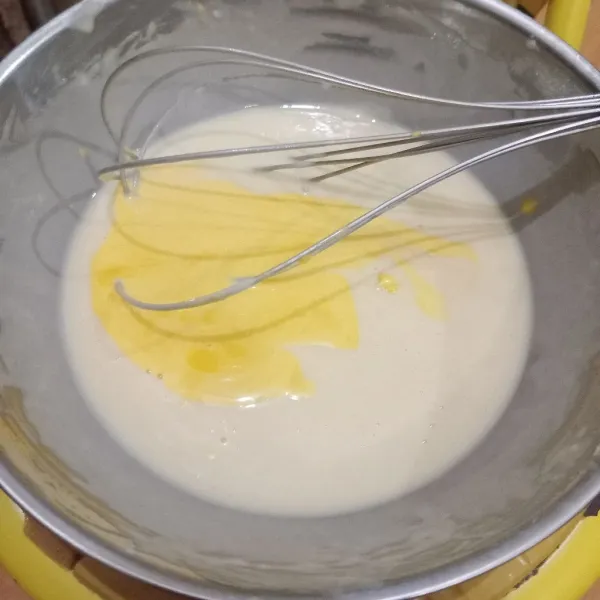 Tambahkan mentega cair, aduk rata.Tutup dengan serbet dan istirahatkan adonan selama 15 menit.
