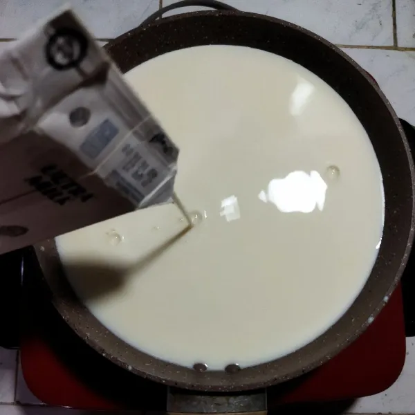 Masak susu cair dalam panci dengan api kecil sampai hangat kuku, suhu sekitar 40 derajat Celsius. Angkat.