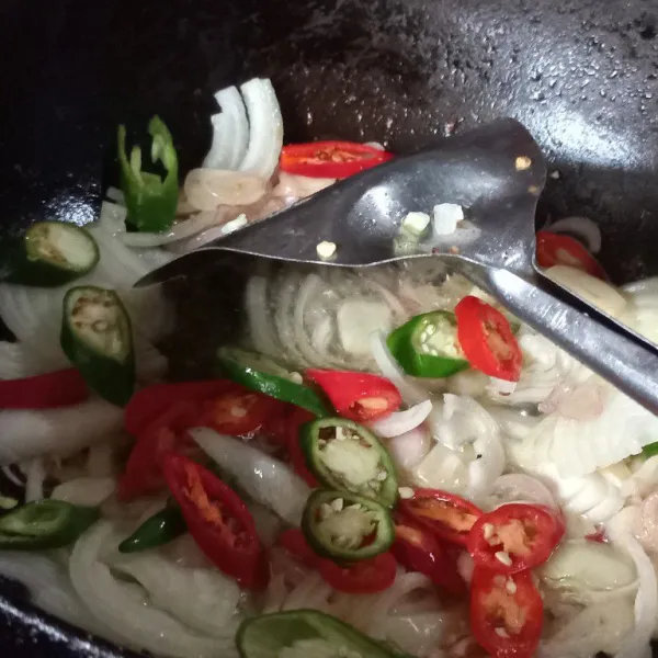 Panaskan minyak, tumis bawang putih,bawang merah, bawang bombay dan cabe. Masak hingga harum