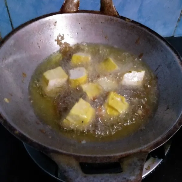 Goreng tahu sampai matang, kedua sisi berkulit.