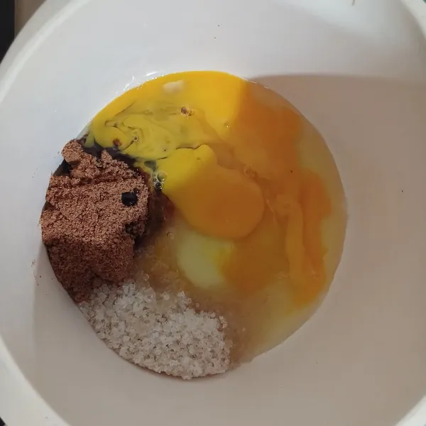 Campur telur, gula pasir dan gula palm.