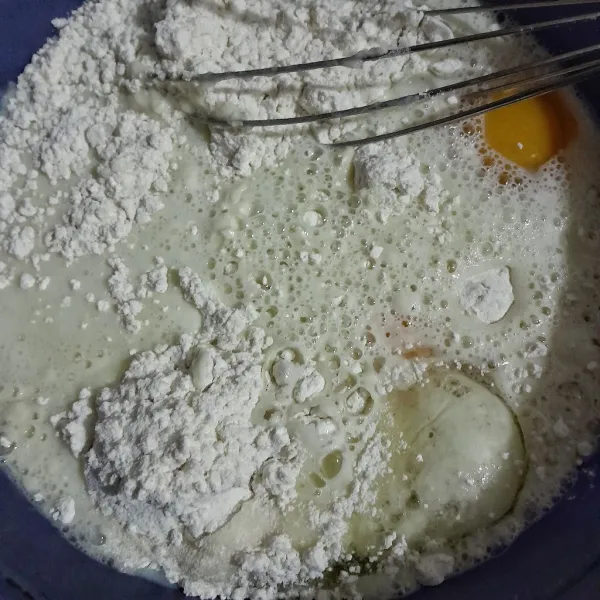 Campur jadi satu tepung terigu, telur ayam, garam, susu cair, air mineral, aduk rata dan saring.