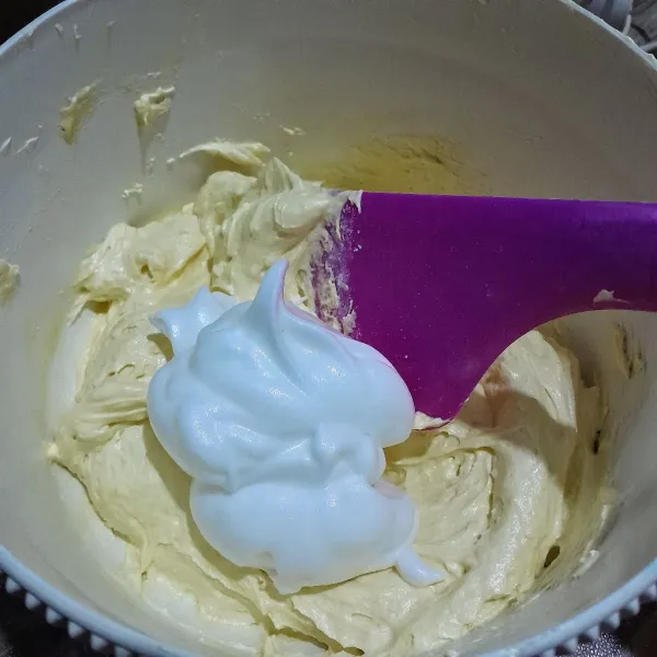 Masukkan mixeran putih telur dan aduk dengan spatula kue hingga tercampur dengan baik.