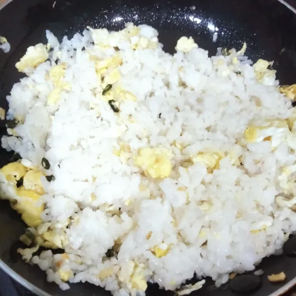 Masukkan nasi putih.