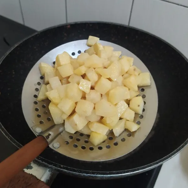 Potong-potong kentang bentuk dadu lalu goreng. Sisihkan