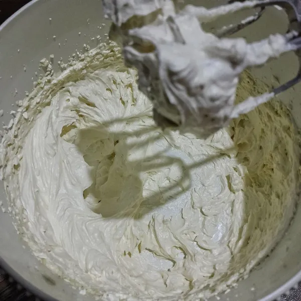 Mixer butter, margarin, gula halus, vanili bubuk selama 15 menit. Menit pertama speed 1, menit kedua speed dua, menit ketiga dan menit kelima belas speed 3. Matikan mixer.