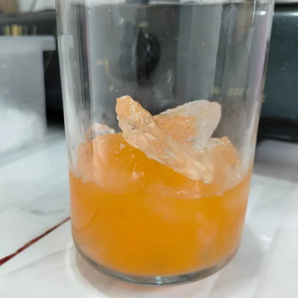peras jeruk,  masukan air jeruk kedalam gelas
