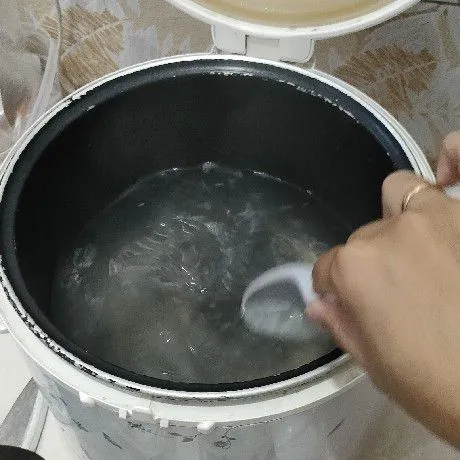 Aduk sampai bahan larut. Masak sampai benar-benar mendidih dan matang.