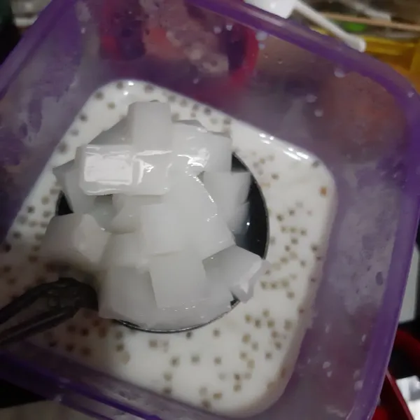 Beri jelly kelapa dan nata de coco.