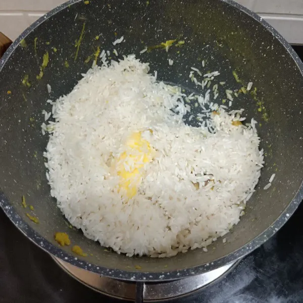 Tumis beras dengan margarin sebentar.