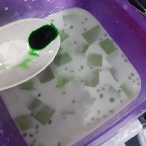 Beri pasta pandan aduk.