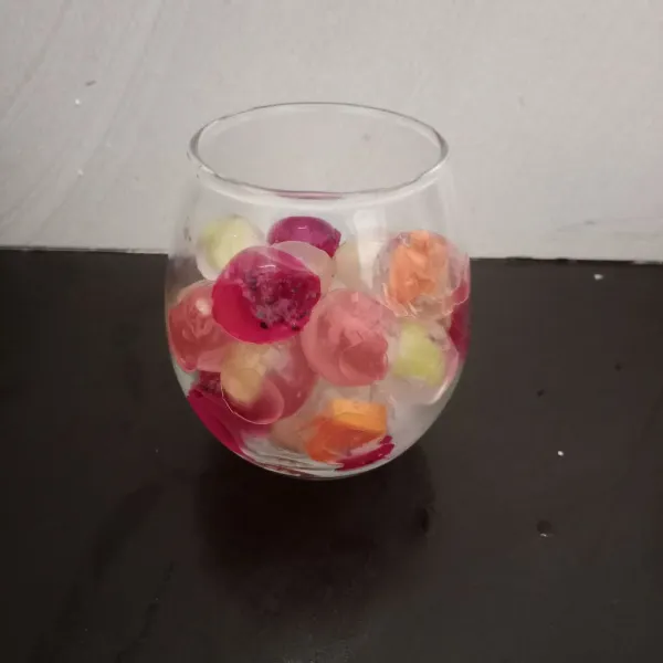 Masukan fruit jelly ke dalam gelas