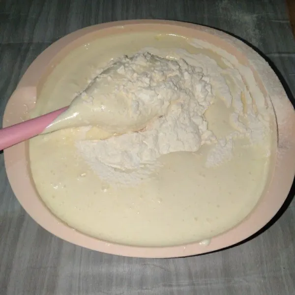 Masukan bahan kering tepung terigu, dan tepung maizena aduk rata dengan spatula.