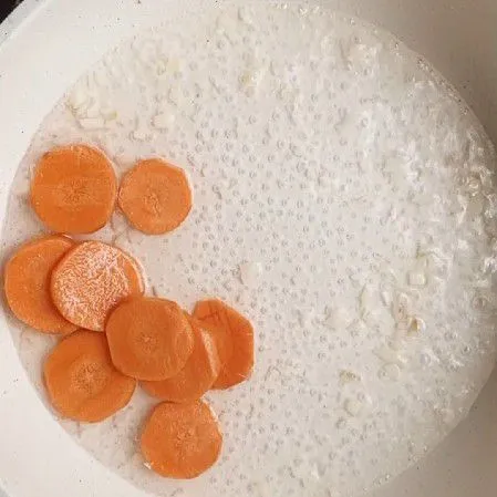 Masukkan wortel masak hingga sedikit empuk.