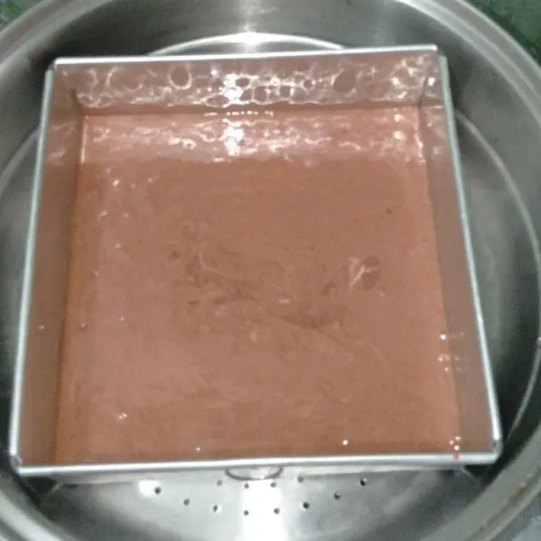 Siapkan loyang ukuran 20x20 centimeter kukus adonan cokelat terlebih dahulu ±10 menit, di atas panci kukusan yang sudah di panaskan terlebih dahulu.
