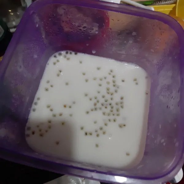 Campur susu evaporasi, susu fullcream chia seed, kental manis putih.