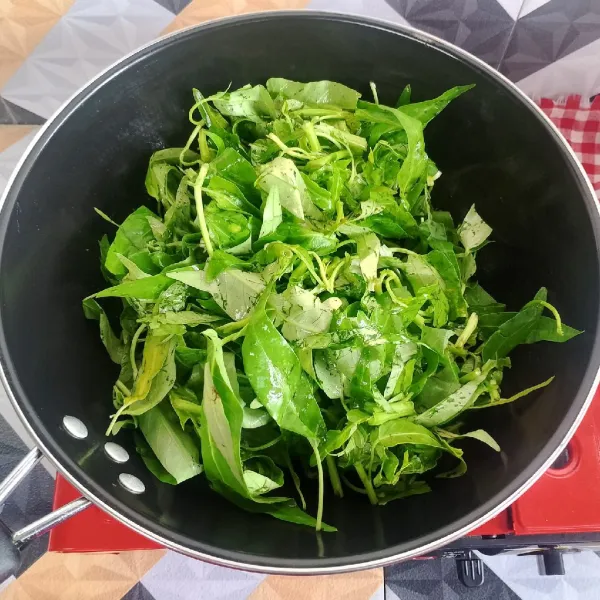 Masukkan kangkung yang sudah di cuci bersih. Aduk rata. Lalu tambahkan air. Masak hingga kangkung layu.