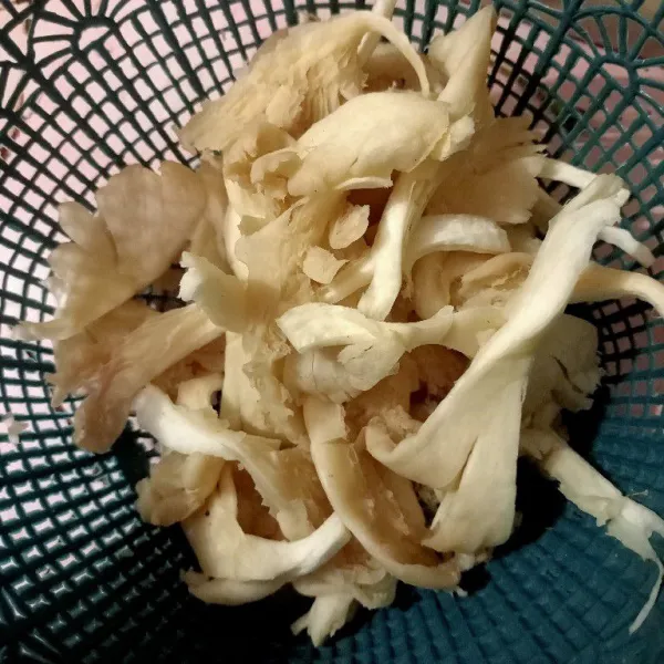 Suwir-suwir jamur tiram dengan ukuran sesuai yang diinginkan