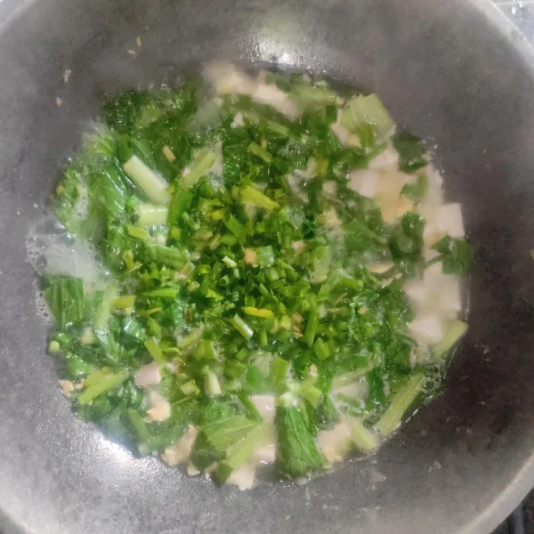 tambahkan daun bawang dan seledri, kemudian masak sebentar hingga matang. Matikan kompor dan sayur siap disajikan.