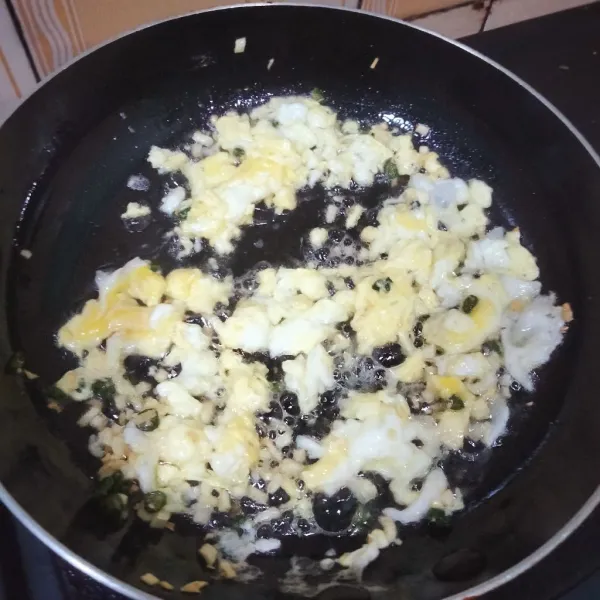 Masukkan telur, lalu orak arik.