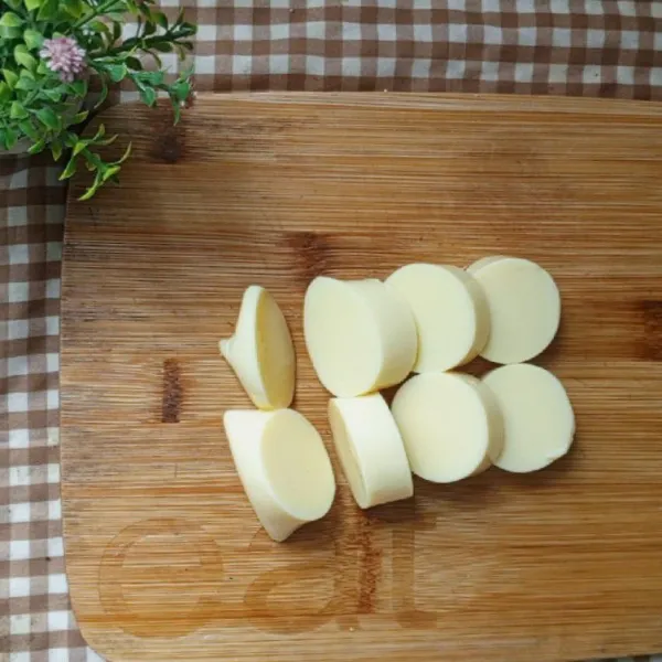Potong tofu.