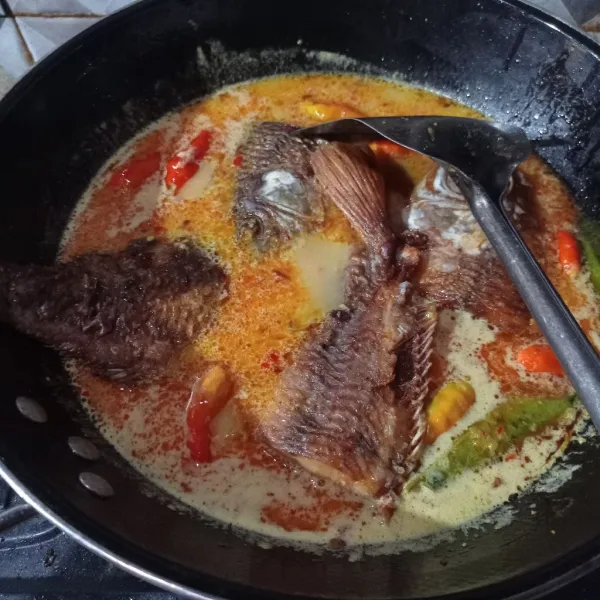 Masukan ikan goreng dan cabe utuh, aduk rata