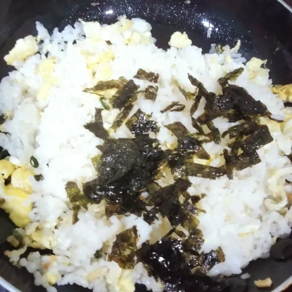 Masukkan nori, garam, gula, dan penyedap rasa.